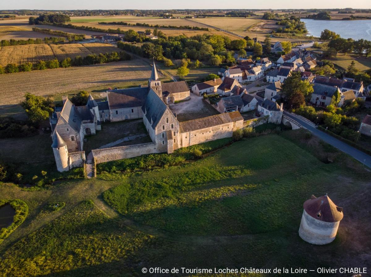 Le Perroquet Bleu Hotel La Chapelle-Blanche-Saint-Martin ภายนอก รูปภาพ